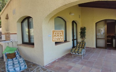 Bonito chalet mediterráneo con casa de invitados y impresionantes vistas panorámicas.
